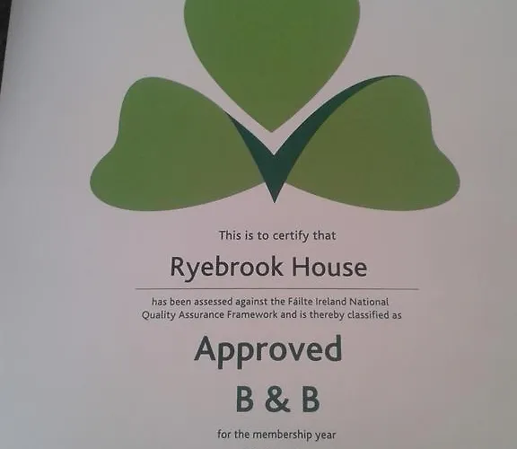 לינה וארוחת בוקר Ryebrook House